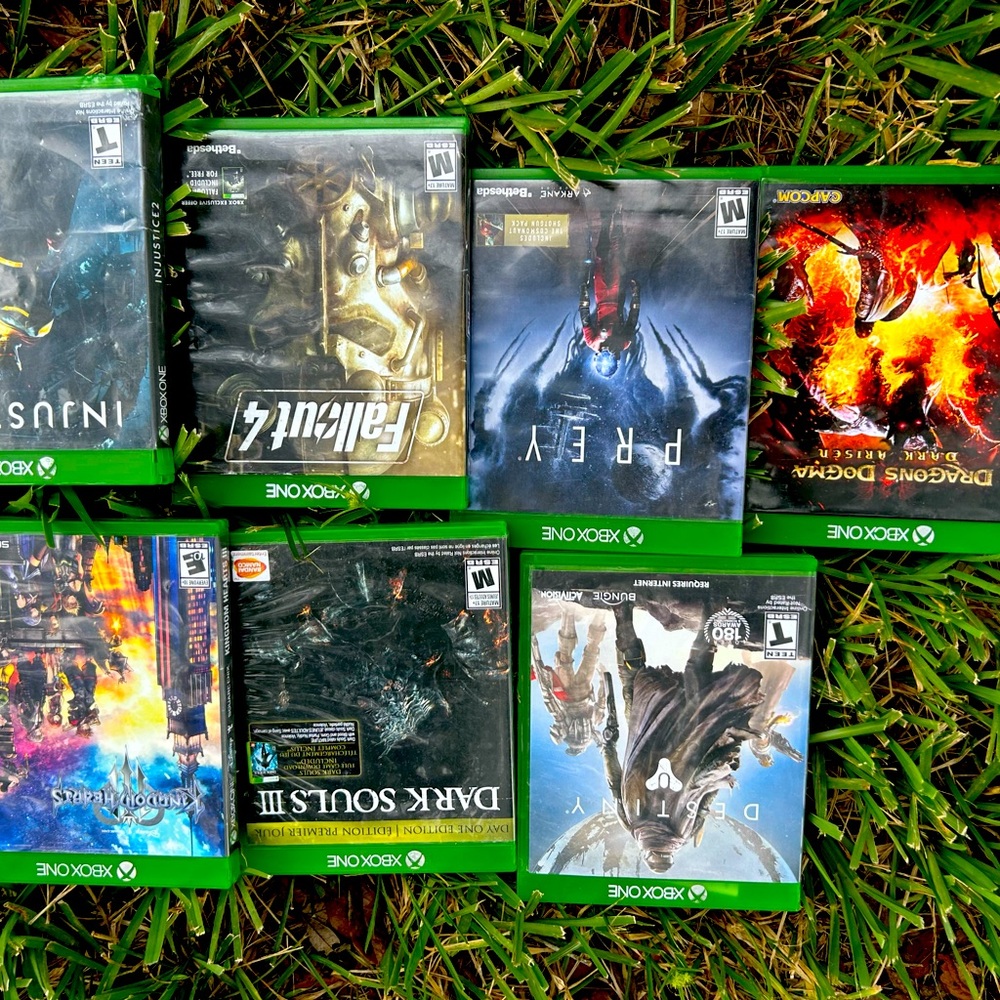 Seven Xbox one games perfect condition with case included no damages!